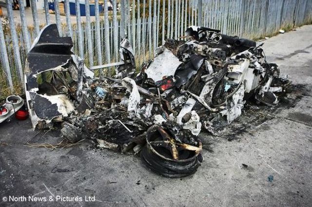 destroyed_car_00.jpg